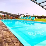 Σπίτι διακοπών New 5 With Communal Pool By Interhome