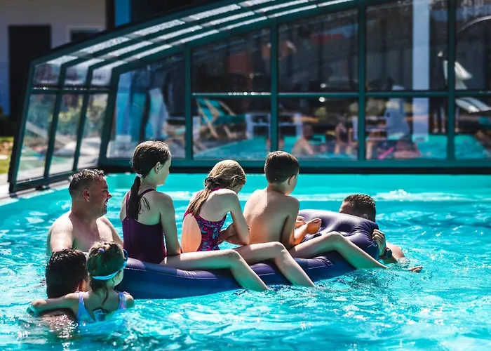 Сasa de vacaciones Holiday Home New 5 With Communal Pool By Interhome *